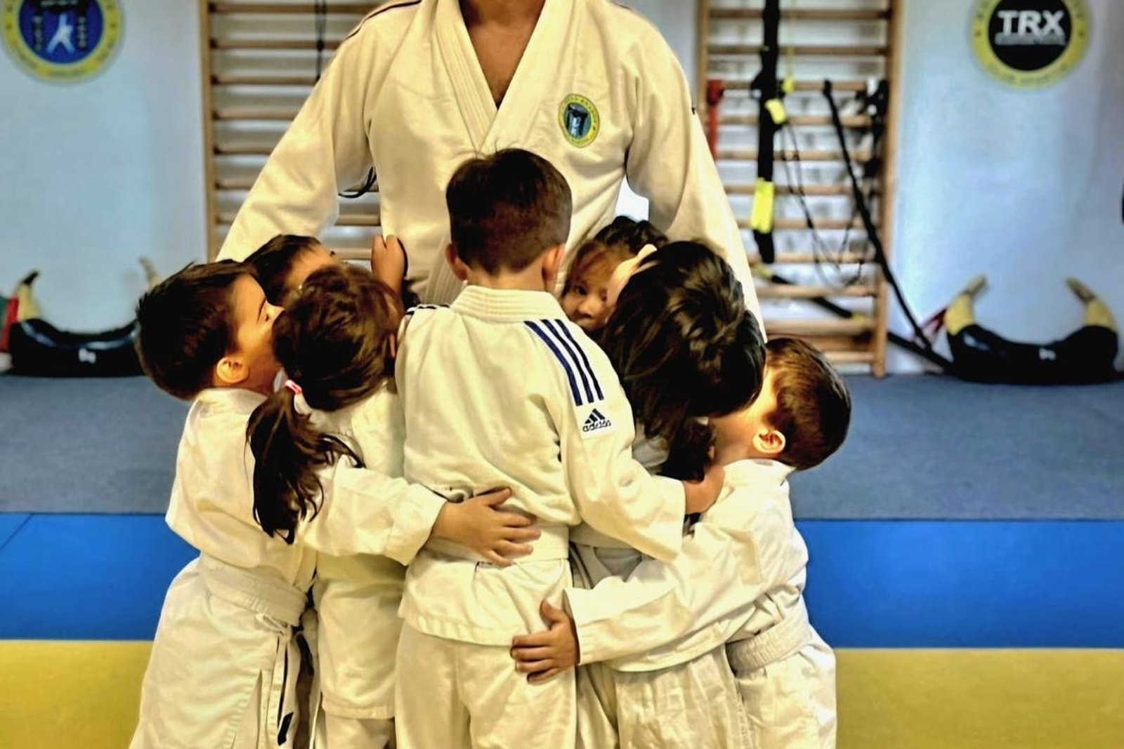 Copii din grupa mică alături de instructorul lor, la finalul unui antrenament de Ju-Jitsu